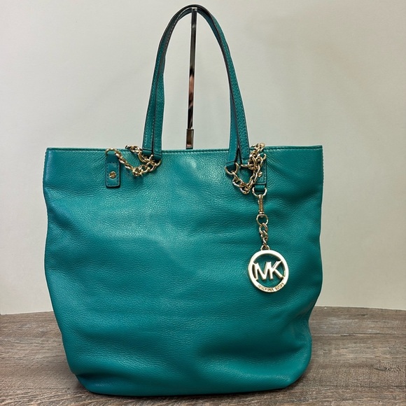 Michael Kors Jet Set Turquoise Pebbled Leather/Gold-Tone Hardware Shoulder Bag - Picture 1 of 12